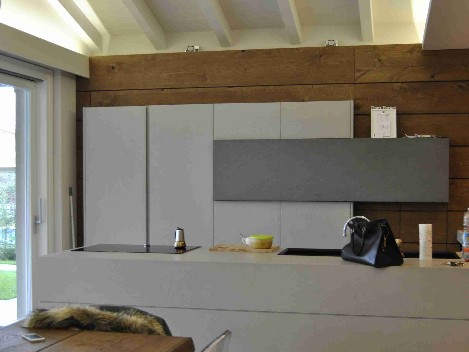 cucina-resina-moderna -con-boiserie-legno